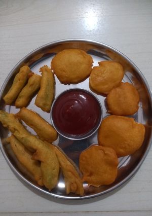 મરચાં અને બટાકા ના ભજીયા (Marcha Bataka Bhajiya Recipe In Gujarati) રેસીપી મુખ્ય ફોટો