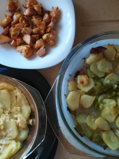 Una foto de Popurrí de patatas al horno con pinchitos
