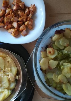 Una foto de Popurrí de patatas al horno con pinchitos