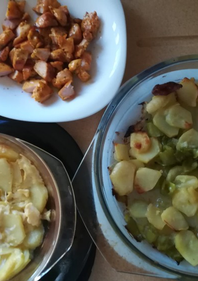 Una foto de Popurrí de patatas al horno con pinchitos