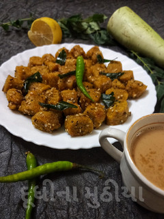 દુધી ના મુઠીયા (Dudhi Muthia Recipe In Gujarati) રેસીપી મુખ્ય ફોટો