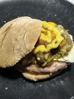 Una foto de Hamburguesa con queso azul, escalivada y pan de yogur