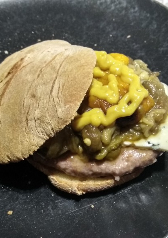 Una foto de Hamburguesa con queso azul, escalivada y pan de yogur