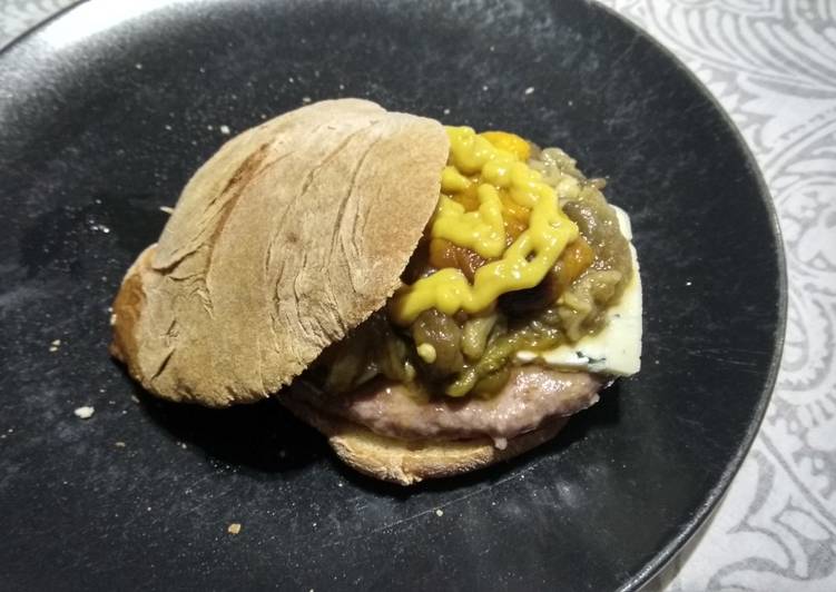 Hamburguesa con queso azul, escalivada y pan de yogur
