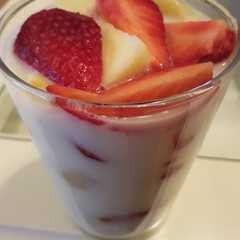 Una foto de Macedonia de frutas con leche