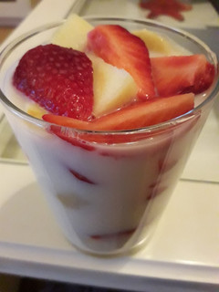 Una foto de Macedonia de frutas con leche
