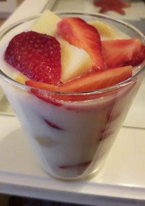 Una foto de Macedonia de frutas con leche