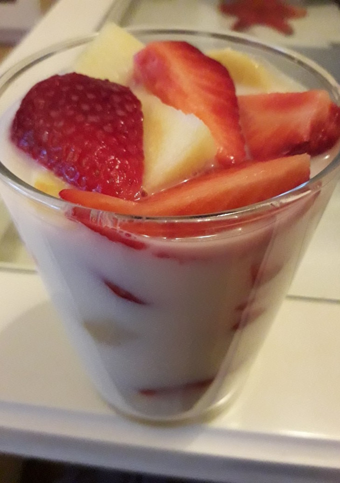 Una foto de Macedonia de frutas con leche