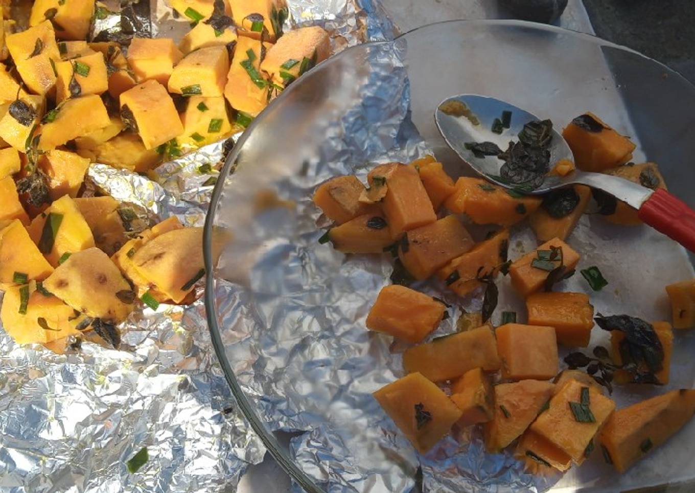 Batata a las brasas en papel aluminio con hierbas y oliva