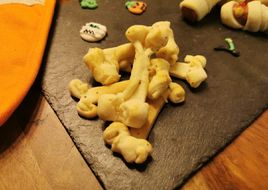 Apéro facile halloween : os au fromage frais et herbes