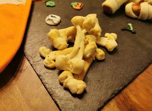 Une photo de Apéro facile halloween : os au fromage frais et herbes