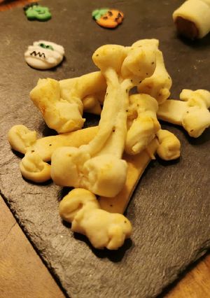 Une photo de Apéro facile halloween : os au fromage frais et herbes