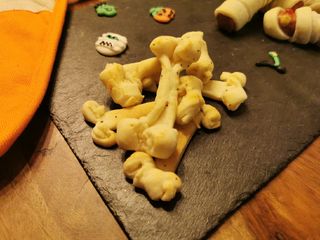 Apéro facile halloween : os au fromage frais et herbes