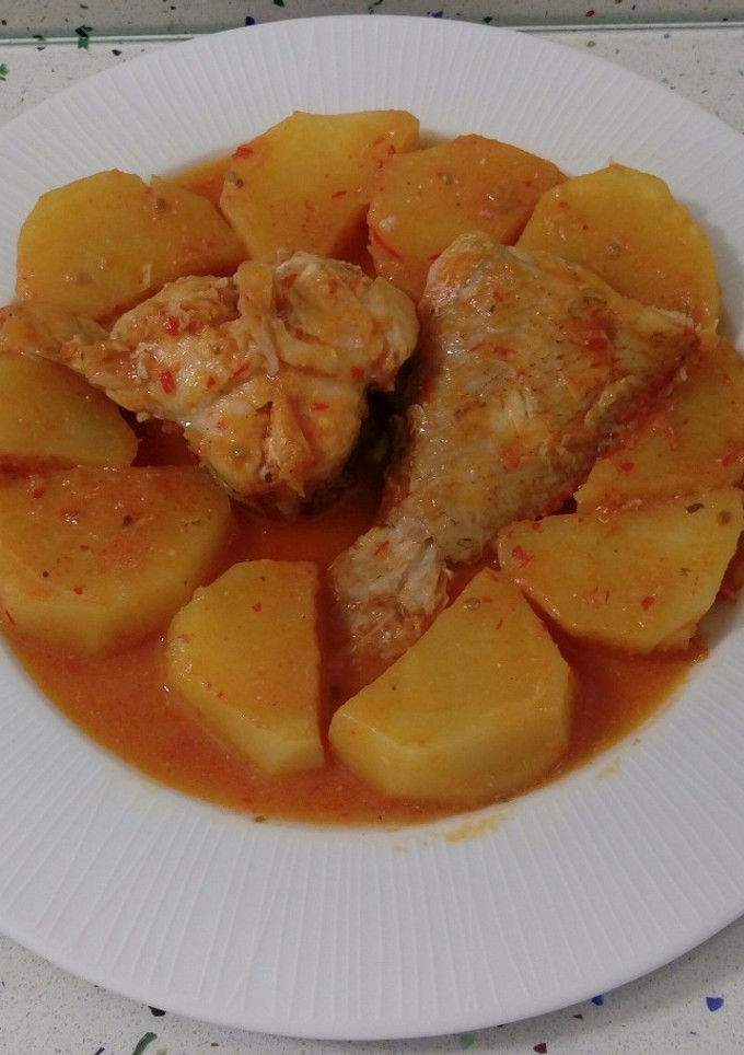 Una foto de Cabracho en crema de Lambrusco con patatas