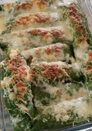 Una foto de Crepes verdes rellenos de pollo