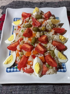 Una foto de Ensalada primavera con arroz 😋
