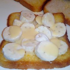 A picture of Bananas on toast.
