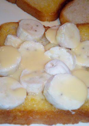 A picture of Bananas on toast.