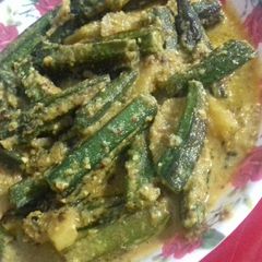 A picture of Bengali shorshe dharosh/bhindi masala with mustard seeds paste.