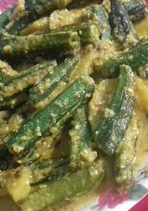 A picture of Bengali shorshe dharosh/bhindi masala with mustard seeds paste.