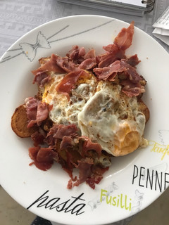 Una foto de Huevos rotos