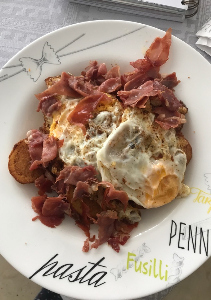 Una foto de Huevos rotos