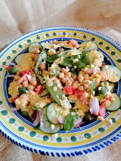Una foto de Ensalada de garbanzos y tirabeques