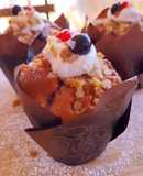 Muffins de frutos del bosque rellenos de cremoso de nata (sin gluten)