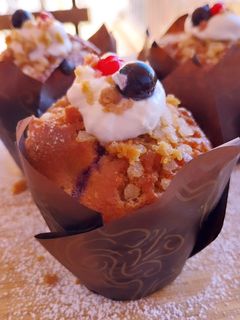 Una foto de Muffins de frutos del bosque rellenos de cremoso de nata (sin gluten)