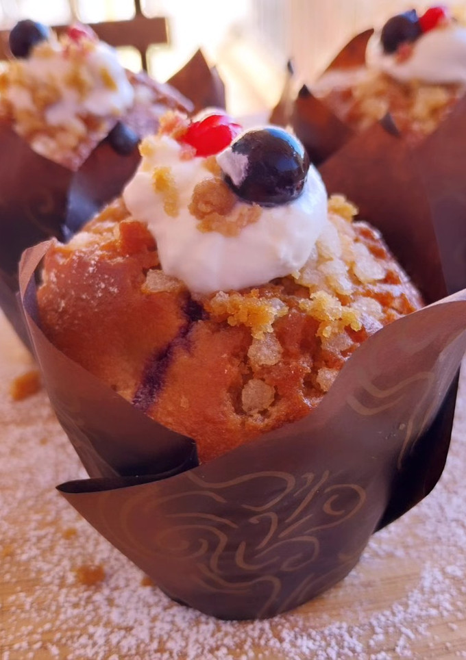Una foto de Muffins de frutos del bosque rellenos de cremoso de nata (sin gluten)