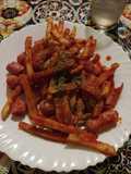 Salchipapas con salsa de tomate picantita