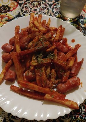 Una foto de Salchipapas con salsa de tomate picantita