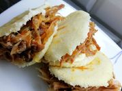 Una foto de arepas de cerdo