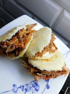 Una foto de Arepas de bondiola desmechada con cebolla caramelizada 🎉