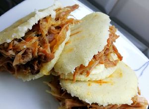 Una foto de Arepas de bondiola desmechada con cebolla caramelizada 🎉