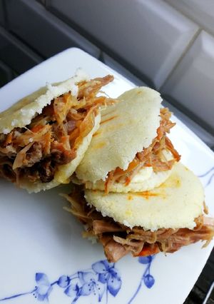 Una foto de Arepas de bondiola desmechada con cebolla caramelizada 🎉