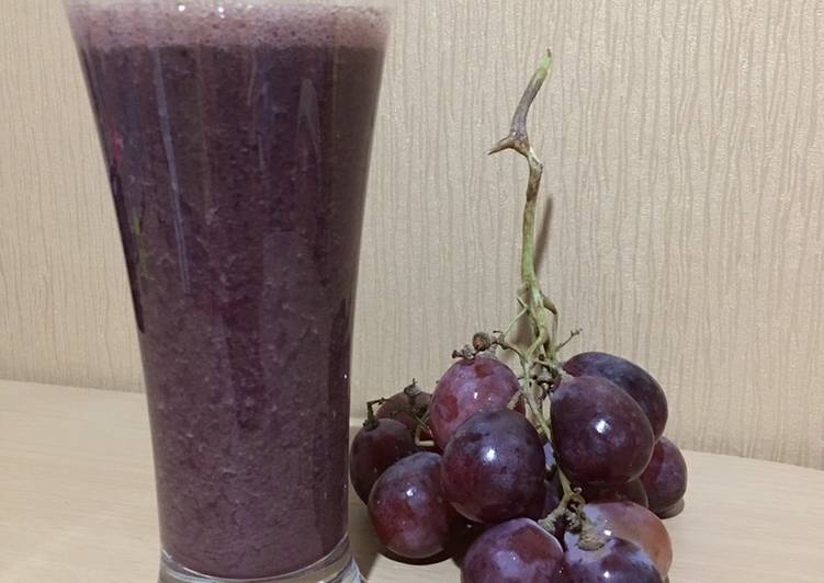 Red Spinach Grape Smoothie