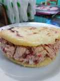 Arepa con ensalada de atún
