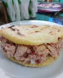 Arepa con ensalada de atún
