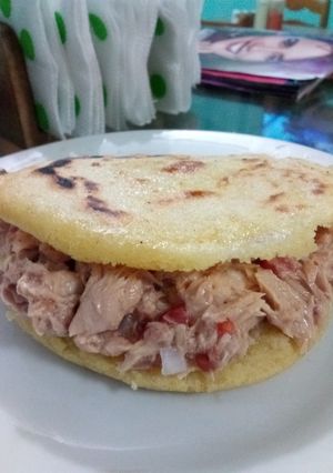 Una foto de Arepa con ensalada de atún