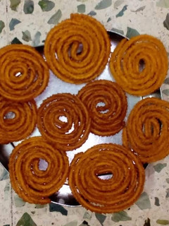 ચકરી (Chakri Recipe In Gujarati) રેસીપી મુખ્ય ફોટો