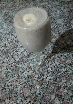 Une photo de Jus de banane et des dattes