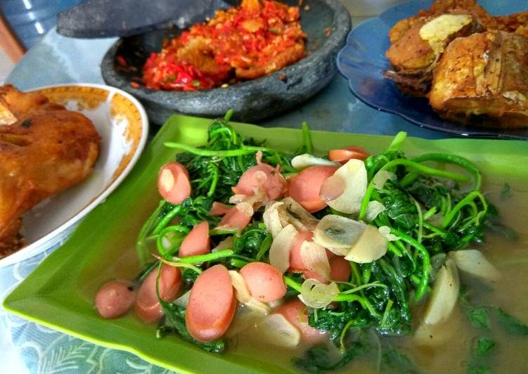 Tumis bayam sosis simple enak
