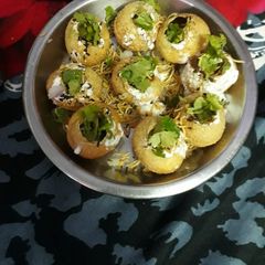 A picture of Sev puri.