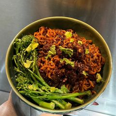 A picture of Crispy Chilli Beef Noodles.