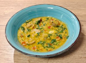 Foto principal de Lentejas peladas con espinacas y chorizo criollo