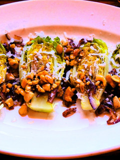 Una foto de Ensalada templada de lechuga, cebolla y frutos secos 🥗