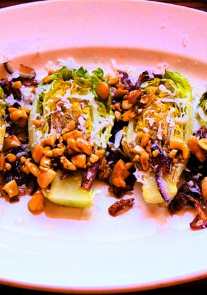 Una foto de Ensalada templada de lechuga, cebolla y frutos secos 🥗