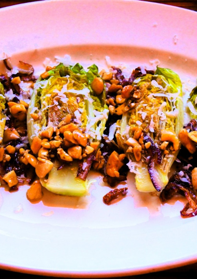 Una foto de Ensalada templada de lechuga, cebolla y frutos secos 🥗