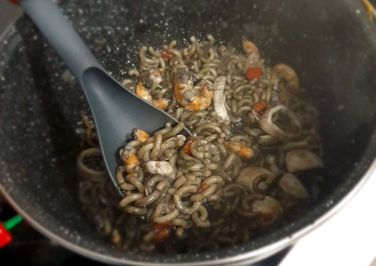 Fideuá con marisco y tinta de chipirón